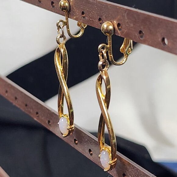 Avon Gold Tone Faux Opal Dangle Drop Figure Eight Vintage Magnet Clip On Earring - Picture 5 of 16